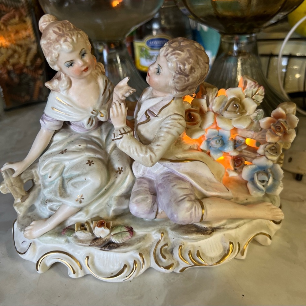 Sankyo 1900 Music Box Electrical Lamp Light Victorian Courting Couple Porcelain